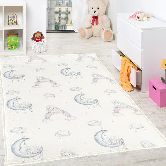 Sevimli kuzuların bulunduğu çocuk halısı, odanın açık alanında parlak renkler ve oyuncaklar ile bir araya gelmiş.