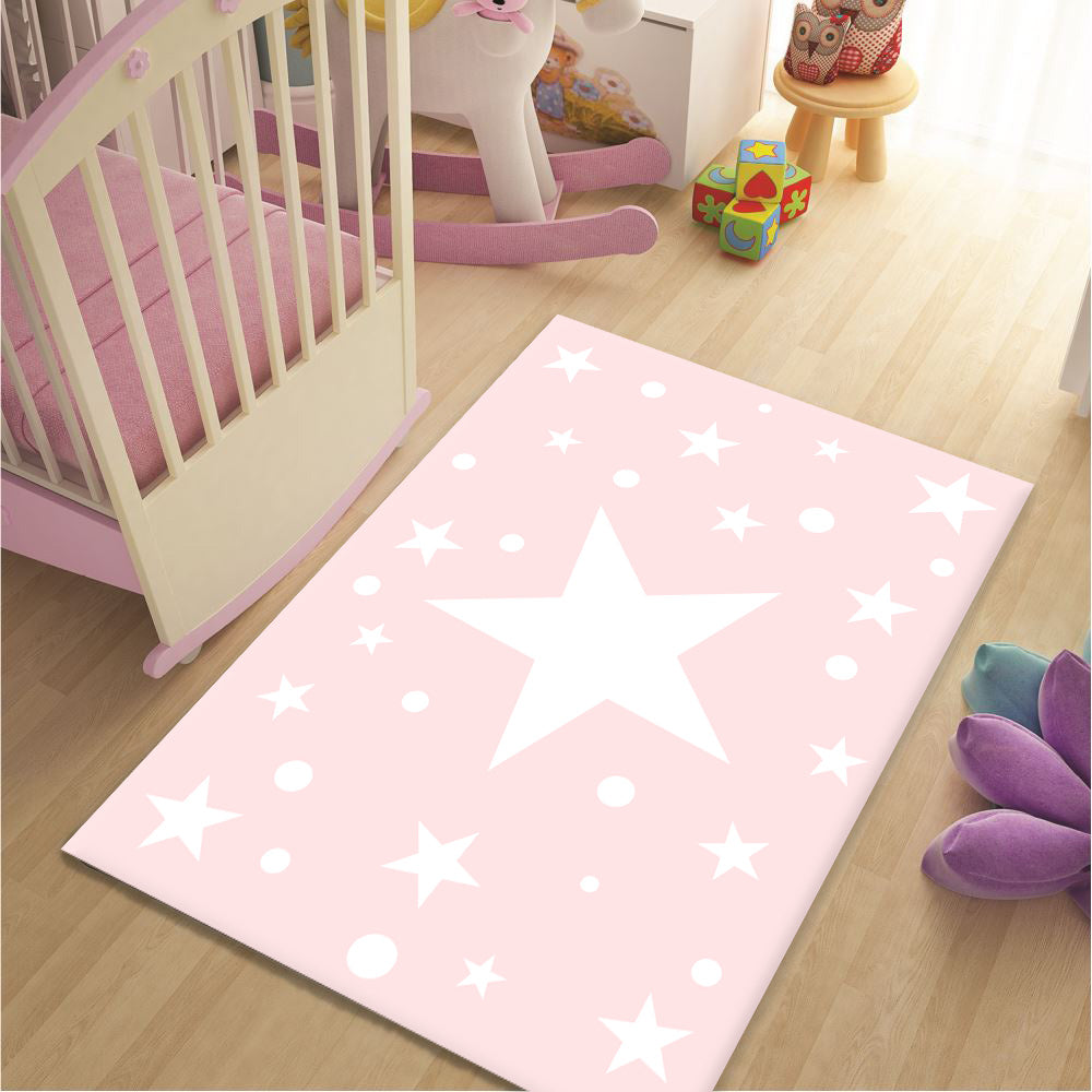 Pembe zemin üzerine beyaz yıldız ve noktalarla tasarlanmış çocuk halısı, bebek odasında kullanılmak üzere dizayn edilmiş. Yumuşak dokusu ve renk uyumu ile çocukların oyun alanını şık hale getiriyor.