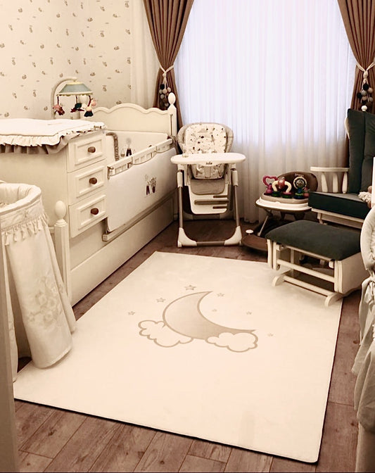 Çocuk odası dekorasyonunda bulunan krem rengi yıldız ve bulut desenli halı, rahat bir oyun alanı sunuyor.
