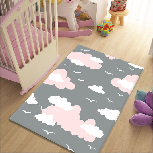 Halı Vagonu HV326P bulutlu pembe çocuk odası halısı, bebek odasında yer alıyor. Yumuşak dokulu halının arka planı gri renk, üzeri pembe bulutlarla tasarlanmış. Halının yanında bir bebek beşiği bulunuyor.