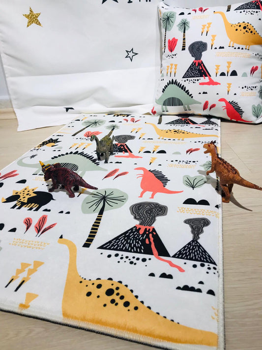 Dinozor temalı halının üzerinde küçük oyuncak dinozor figürleri ile birlikte yer alıyor. Halı, çocuk odasında eğlenceli bir dekorasyon sunuyor.