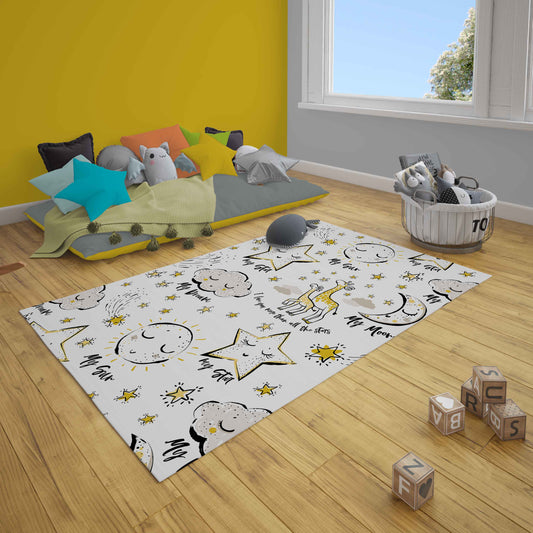 Sevimli gökyüzü temalı çocuk odası halısı, oturma alanı ve renkli yastıkların bulunduğu bir mekanda. Halıda güneş, ay, yıldızlar ve bulut motifleri yer alıyor.