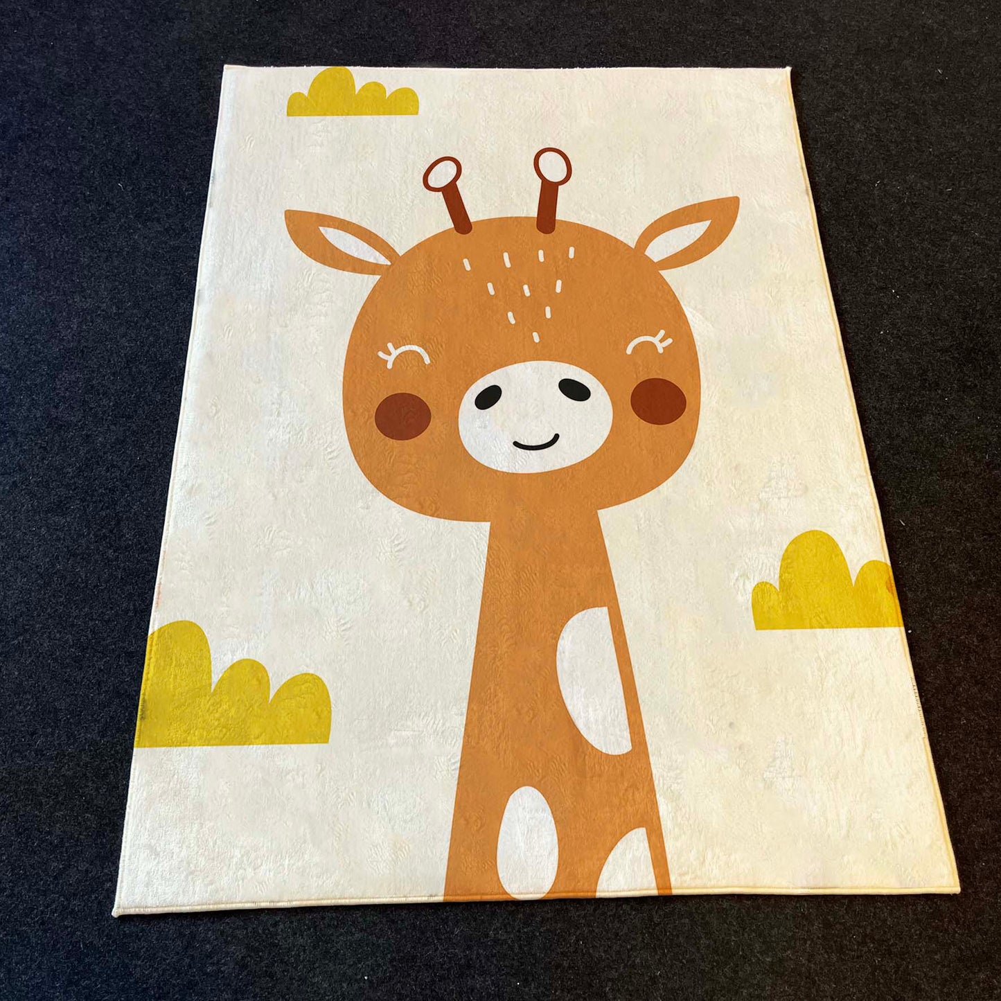Düz bir zeminde zürafa desenli halı, ev dekorasyonuna uyum sağlıyor.