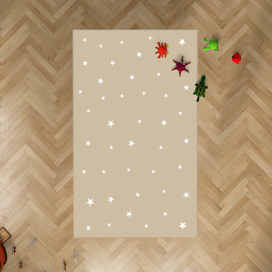 Halı Vagonu beyaz yıldız desenli toprak renkli çocuk halısı, odanın ortasında oyun alanı oluşturuyor.