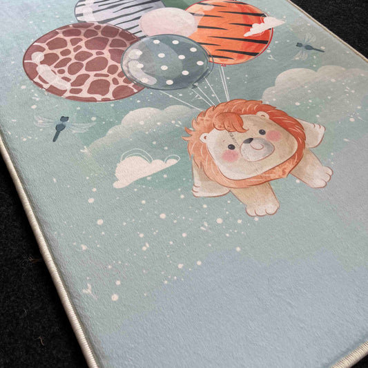 Halı detayında sevimli aslan figürü ve renkli balonların yakın plan görüntüsü. Bulut ve doğa ögeleriyle zenginleştirilmiş.