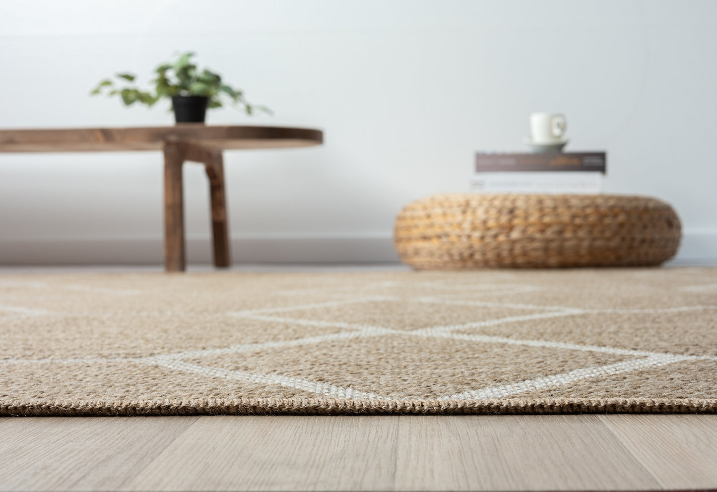 Halı Vagonu Botswana 669 Beyaz Sisal Halı, hav yüksekliği olmayan kilim dokuma özelliği ile modern bir görünüm sunuyor.