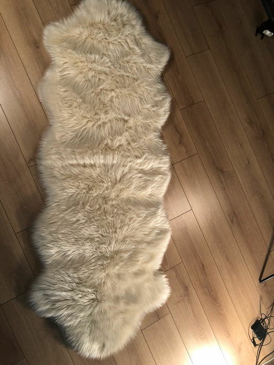 Halı Vagonu Krem Renkli Uzun Tüylü Exclusive Post'un farklı açılardan fotoğrafı, ev dekorasyonuna şıklık katıyor.