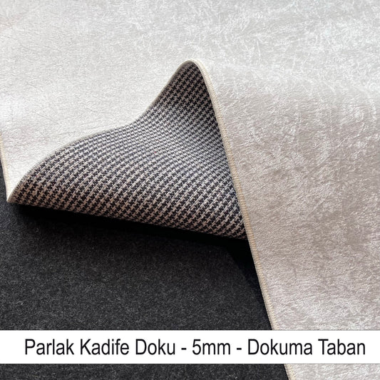 Parlak kadife dokulu halının üzerine katlanma detayları, dokuma tabanıyla birlikte gösteriliyor.