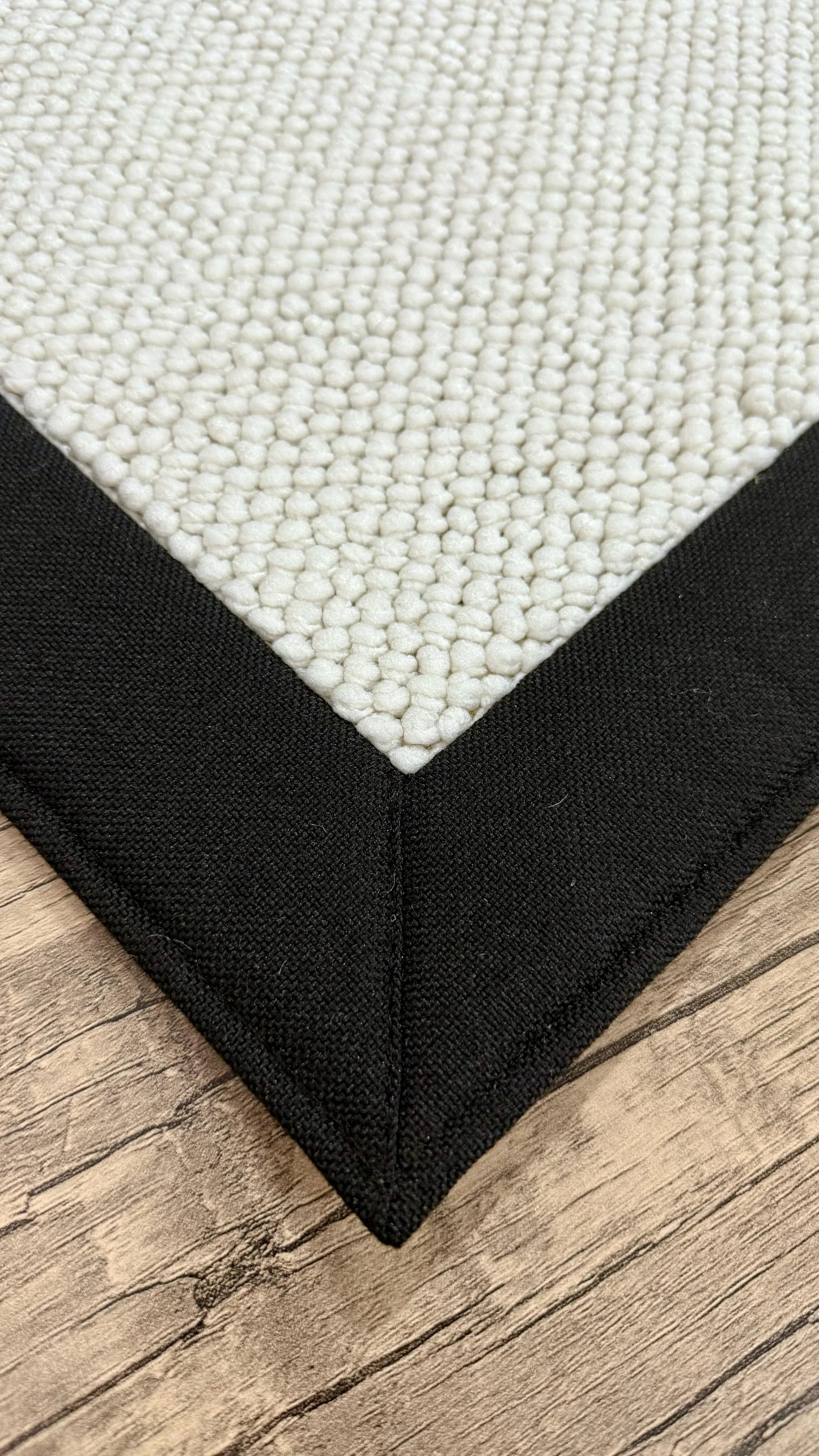 Halı Vagonu El İşçiliği Siyah Kumaş Çerçeveli Beyaz Bukle Halı - HALI VAGONU