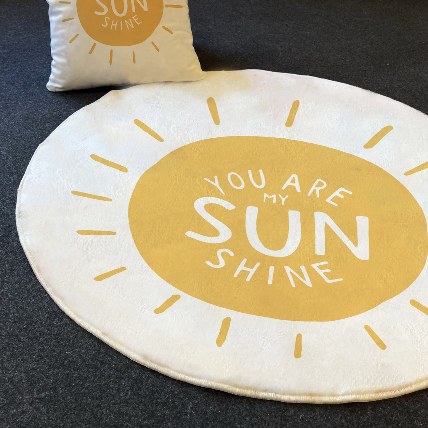 Yuvarlak tasarıma sahip 'You Are My Sunshine' çocuk halısı, yumuşak dokusu ve enerjik tasarımı ile çocuk odalarına neşe katıyor.