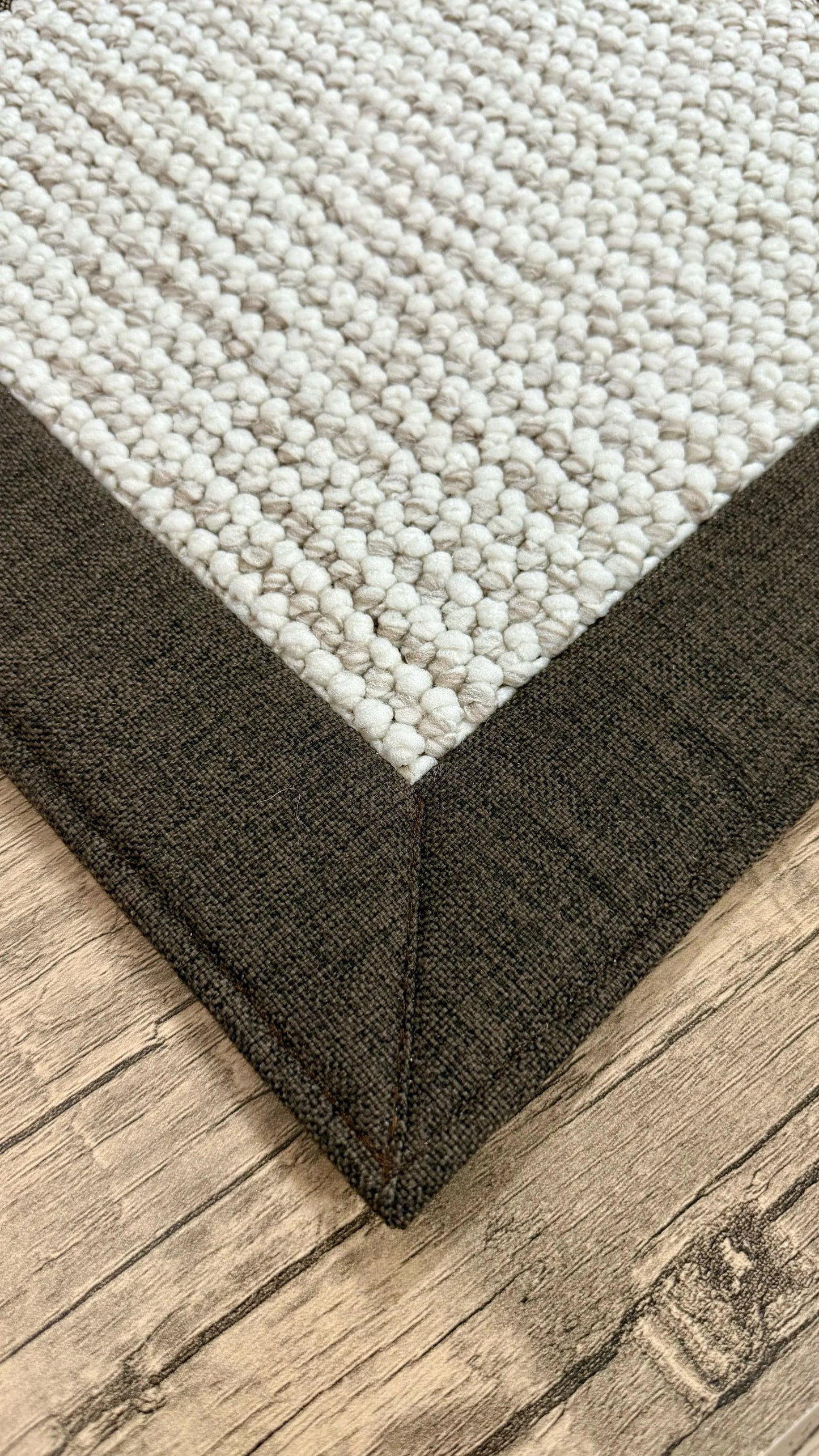 Halı Vagonu El İşçiliği Acı Kahve Kumaş Çerçeveli Bej Bukle Halı - HALI VAGONU