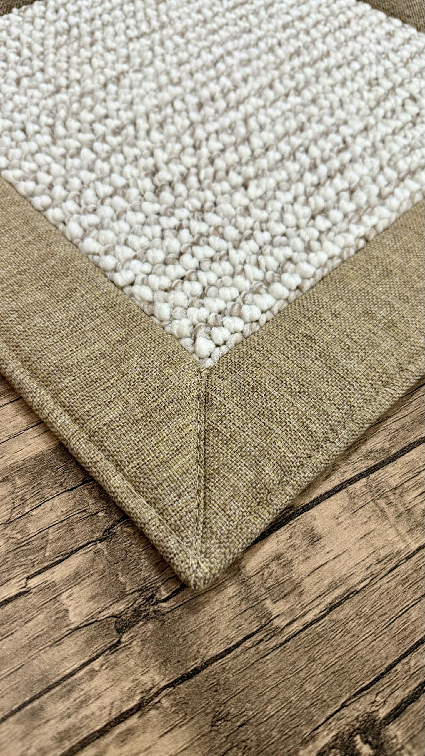 Halı Vagonu El İşçiliği Açık Kahve Kırçıllı Kumaş Çerçeveli Bej Bukle Halı - HALI VAGONU