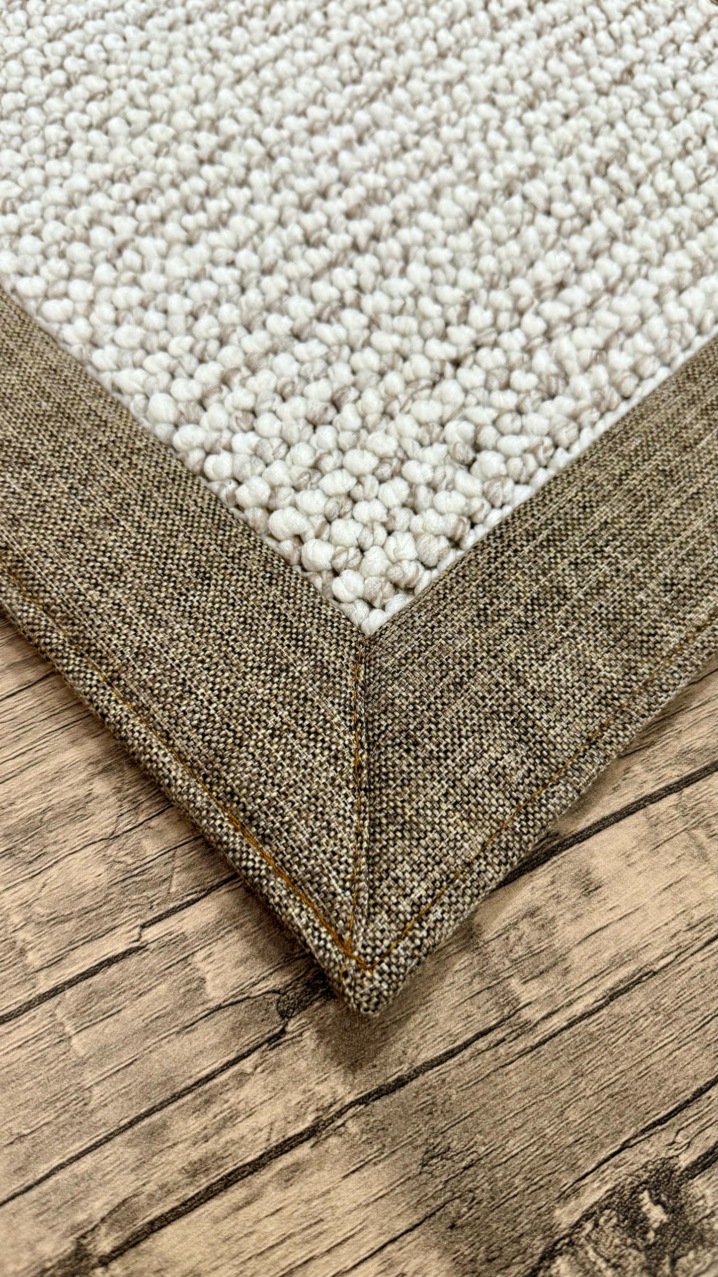 Halı Vagonu El İşçiliği Kırçıllı Kahve Kumaş Çerçeveli Bej Bukle Halı - HALI VAGONU