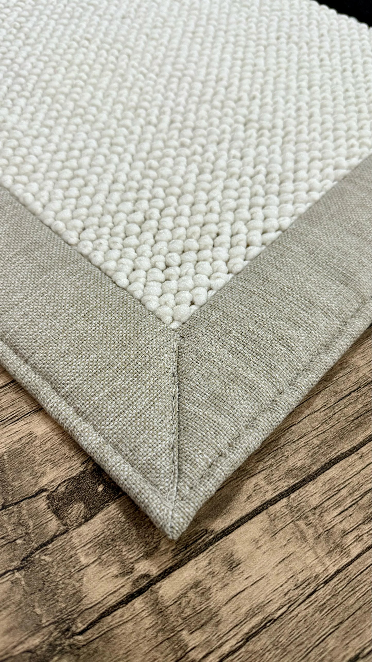 Halı Vagonu El İşçiliği Bej Kumaş Çerçeveli Beyaz Bukle Halı - HALI VAGONU