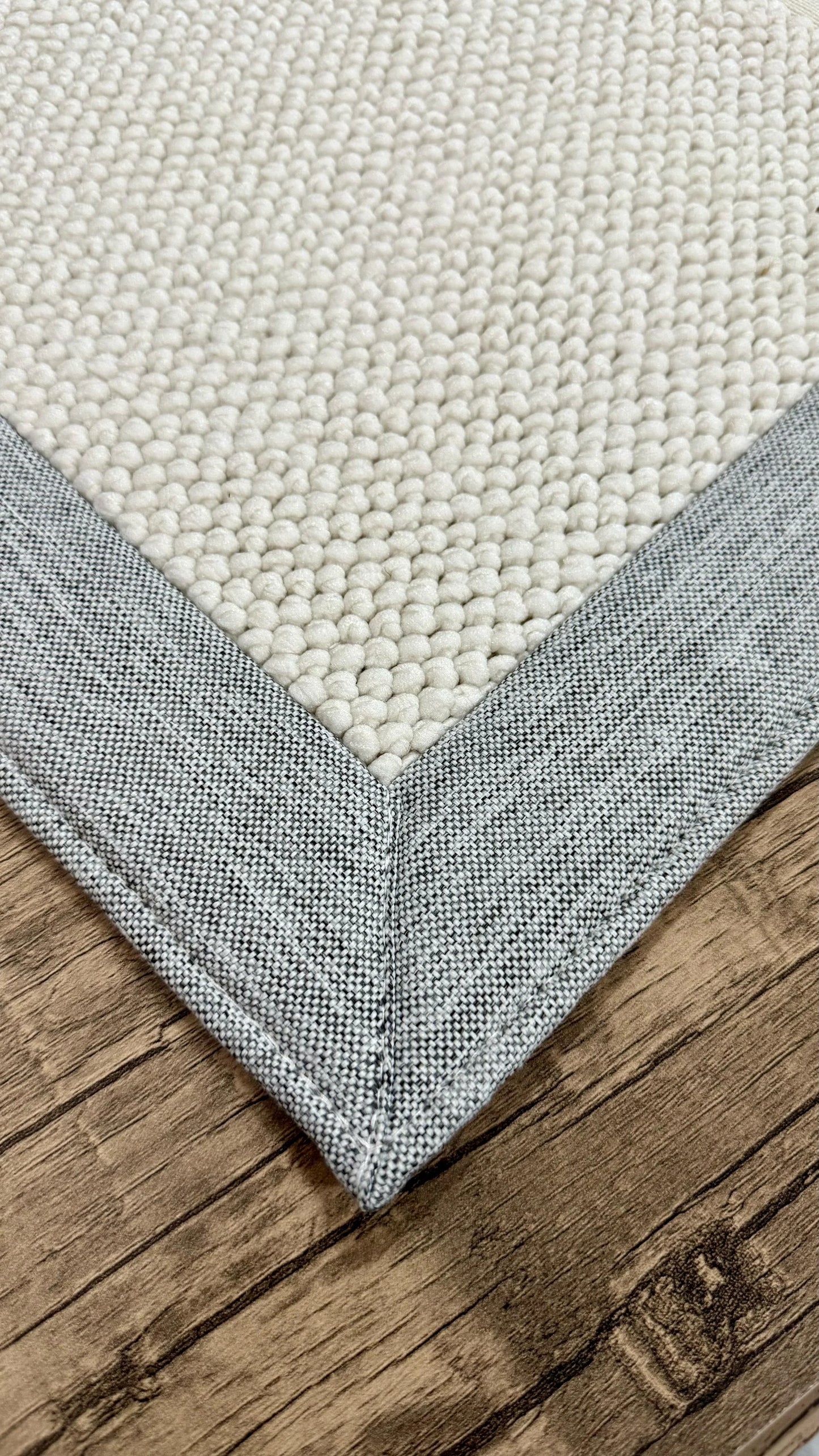 Halı Vagonu El İşçiliği Açık Gri Kırçıllı Kumaş Çerçeveli Beyaz Bukle Halı - HALI VAGONU