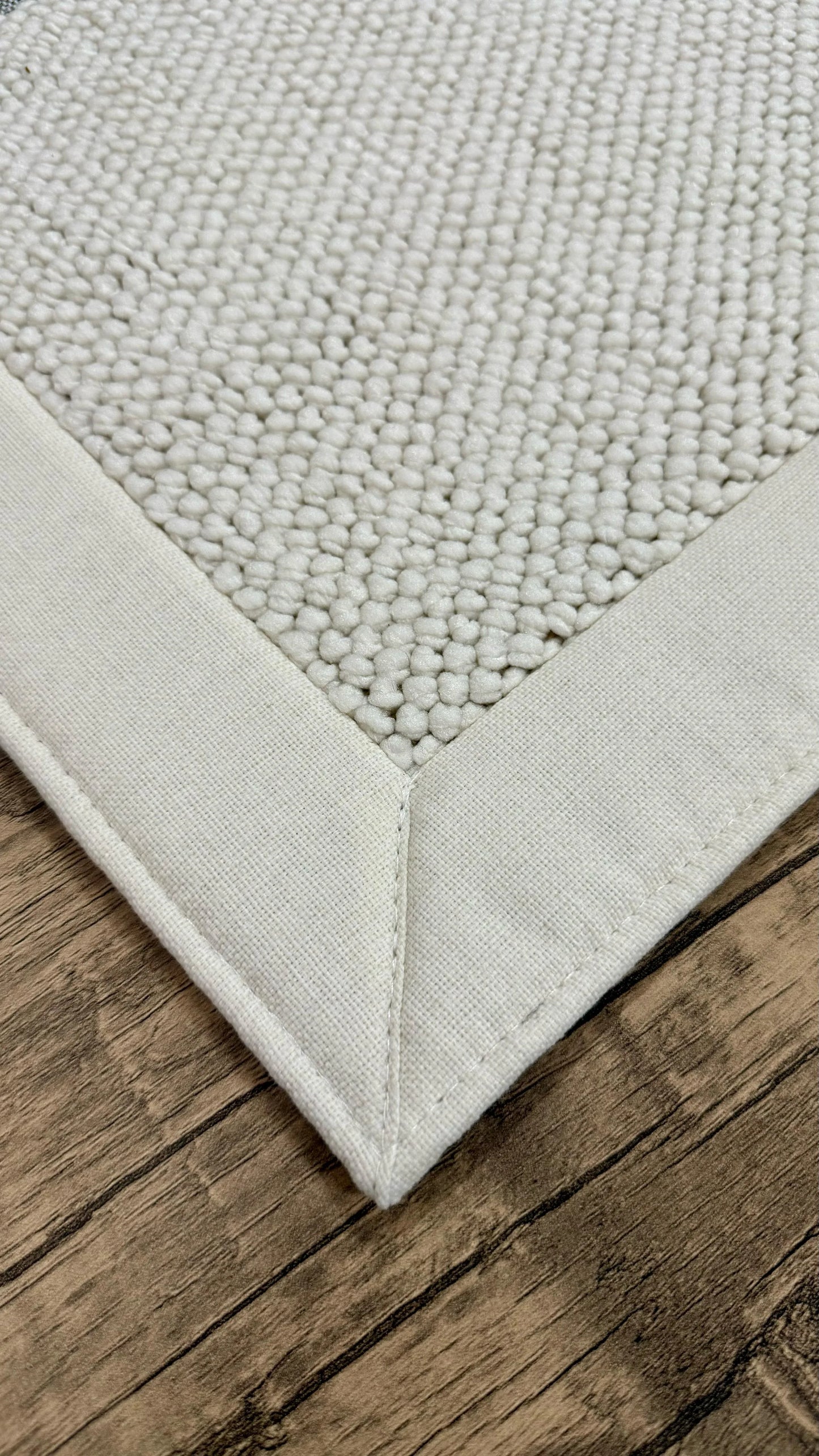 Halı Vagonu El İşçiliği Krem Kumaş Çerçeveli Beyaz Bukle Halı - HALI VAGONU