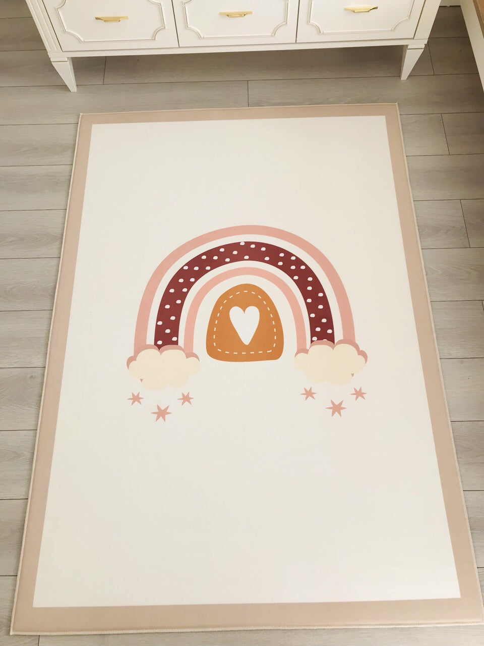 Çocuk odasında yer alan modern gökkuşağı desenli halı, evin dekorasyonunu zenginleştiriyor.