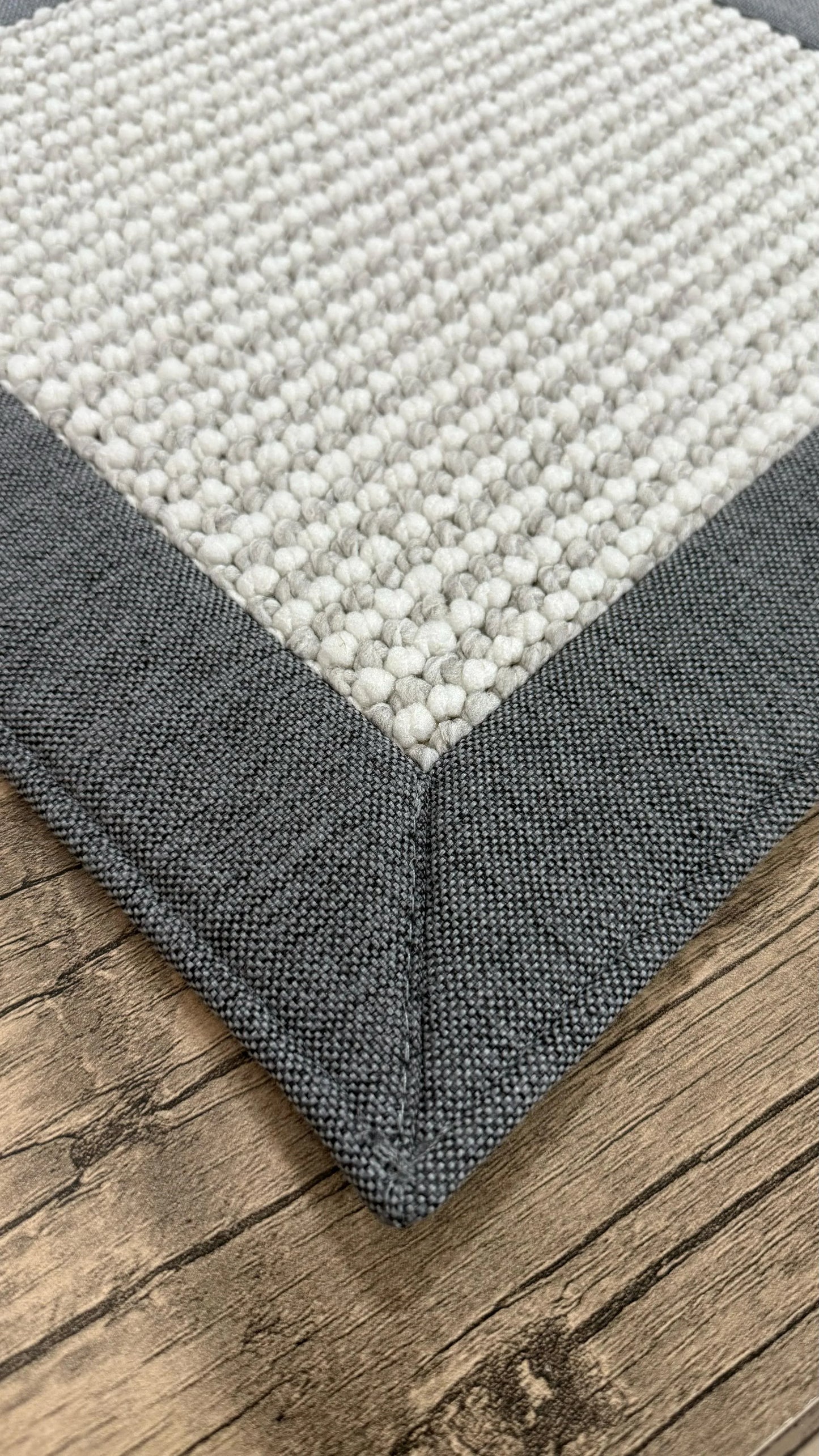 Halı Vagonu El İşçiliği Antrasit Kumaş Çerçeveli Gri Bukle Halı - HALI VAGONU