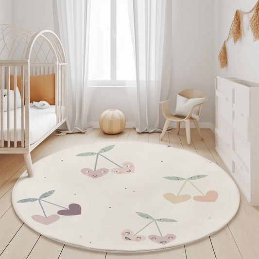 Daire şeklindeki pastel çiçek desenli halının çocuk odasında sıcak bir atmosfer yaratması.