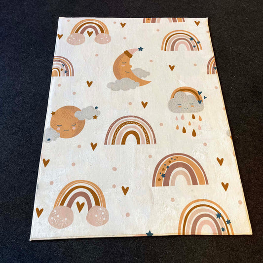 Gökkuşağı ve bulut desenleriyle süslenmiş büyük halı, rahat bir ortam yaratmak için ideal.