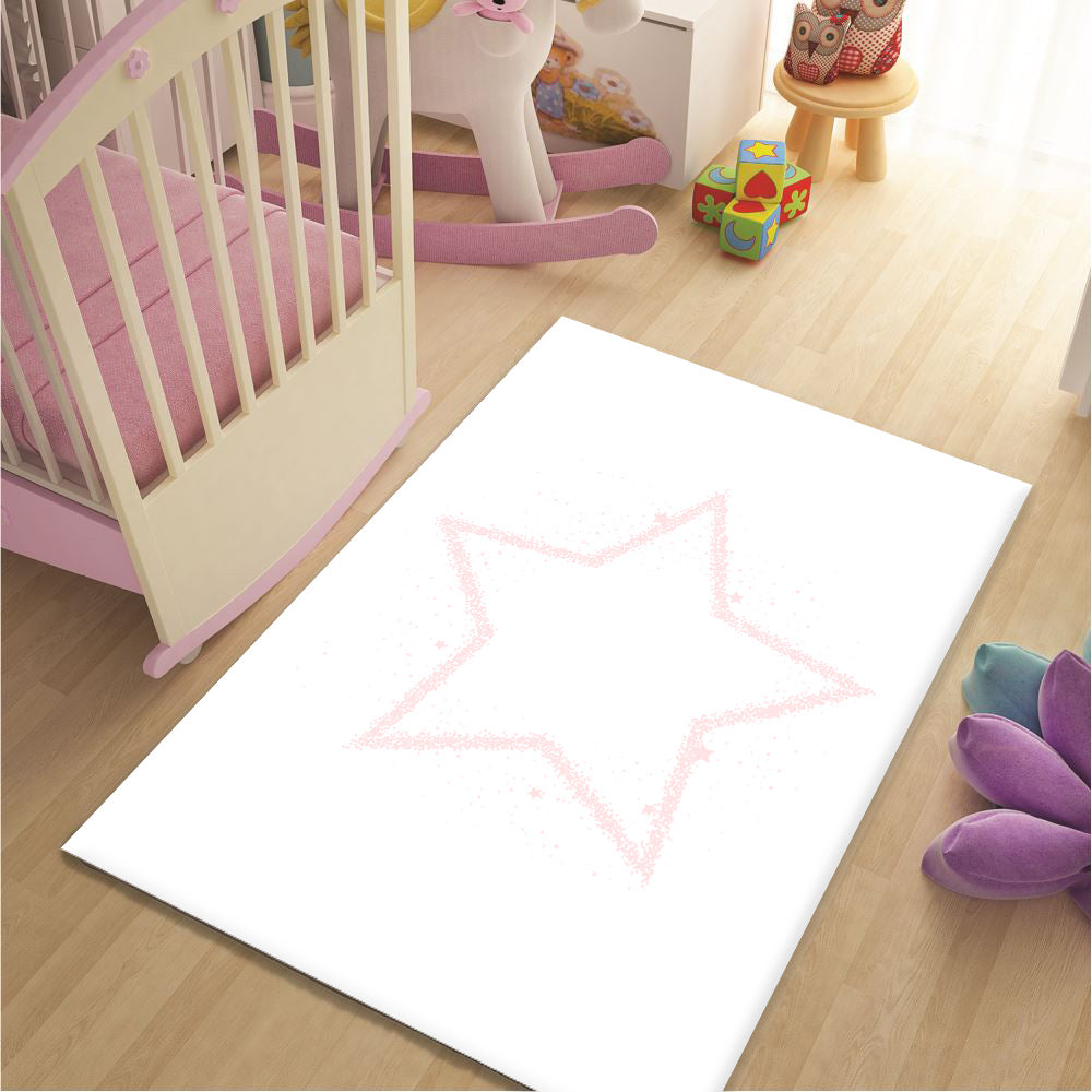 Beyaz arka planda pembe yıldız desenine sahip çocuk odası halısı, bir bebek karyolasının yanında serili. Oyun alanına renk katacak bu halı, çocuklar için rahat bir kullanım sunar.