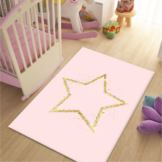 Yıldız motifli pembe halı üzerine yerleştirilmiş bir bebek yatağı ve oyuncakların bulunduğu bir çocuk odasının iç görünümü. Halının tasarımı çocuk odasına eğlenceli bir hava katıyor.