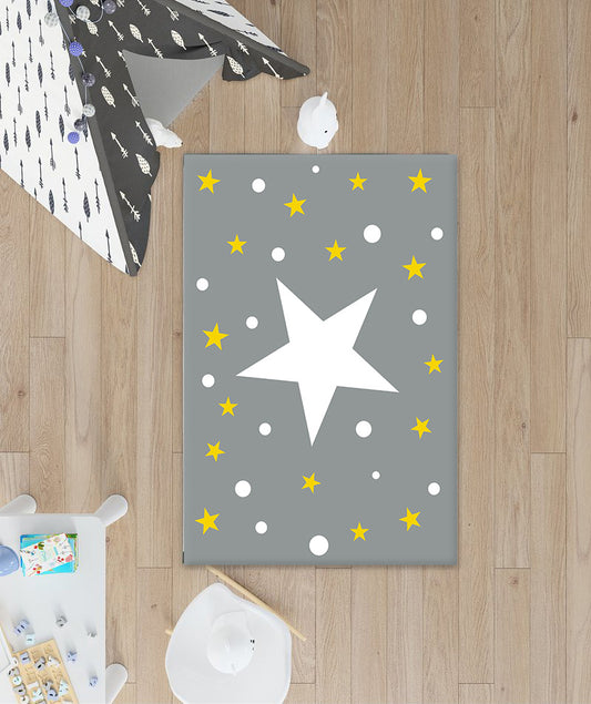 Üstten görünümde yıldızlı, puantiyeli gri çocuk halısı, etrafında oyuncaklar ve çadır ile birlikte yer alıyor.