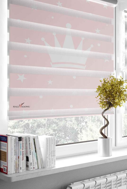 HV315P Beyaz Taçlı Pembe Zebra Perde, şık ve modern bir tasarıma sahip, ev dekorasyonunda kullanılmak üzere ideal bir perde seçeneği.