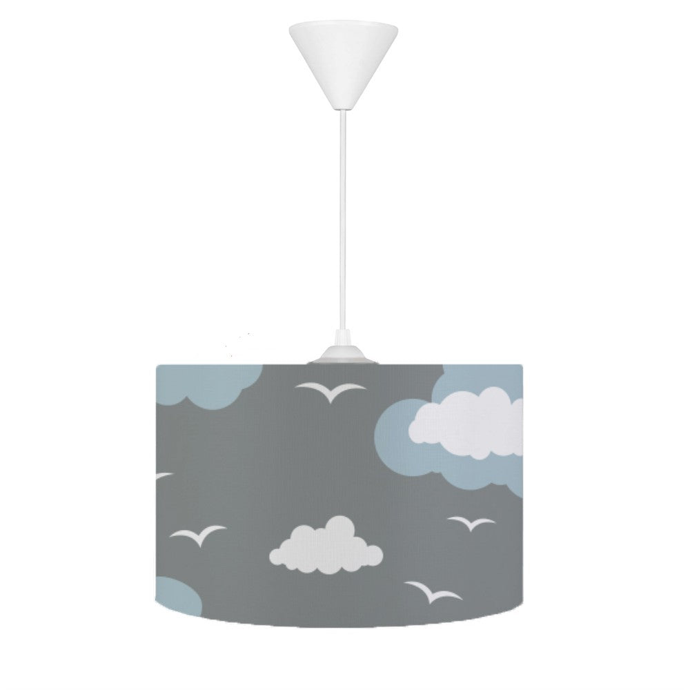 HV326M Gri Mavi Çocuk Odası Sarkıt Avize, PVC üzeri yumuşak dokulu kumaş kaplama ile lekesiz ve kolay temizlenebilir. Ürün çapı 30cm ve yüksekliği 20cm, ayrıca 55cm kablo uzunluğu ile ayarlanabilir yükseklik.