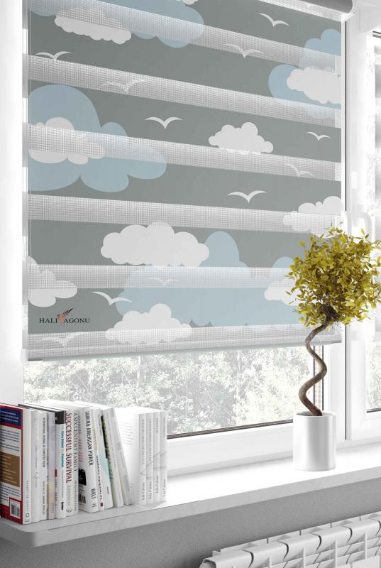 HV326M Bulutlu Mavi Zebra Perde, modern ve şık tasarımı ile ev dekorasyonunuza zarif bir dokunuş katıyor.