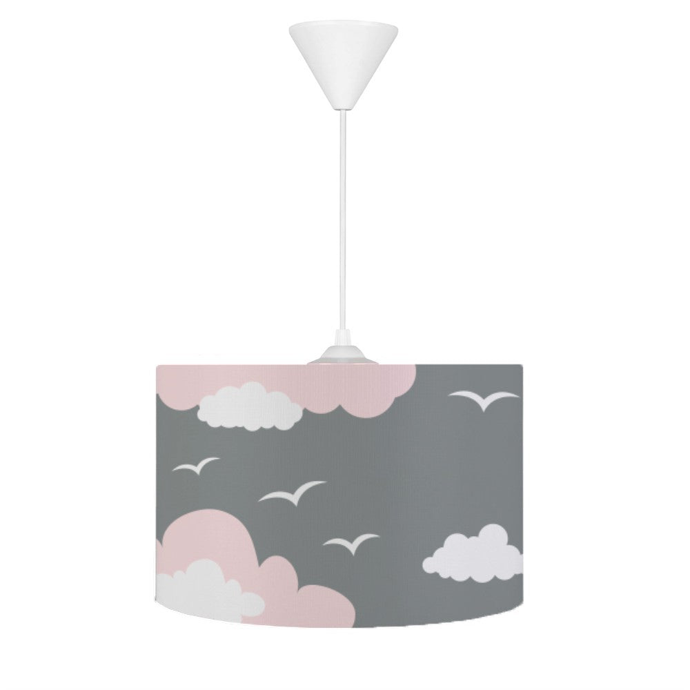 HV326P Gri Pembe Çocuk Odası Sarkıt Avize - Yumuşak dokulu tay tüyü kumaş kaplama, 30cm çapında ve 20cm yüksekliğinde, ayarlanabilir kablo uzunluğu ile şık bir çocuk odası avizesi.