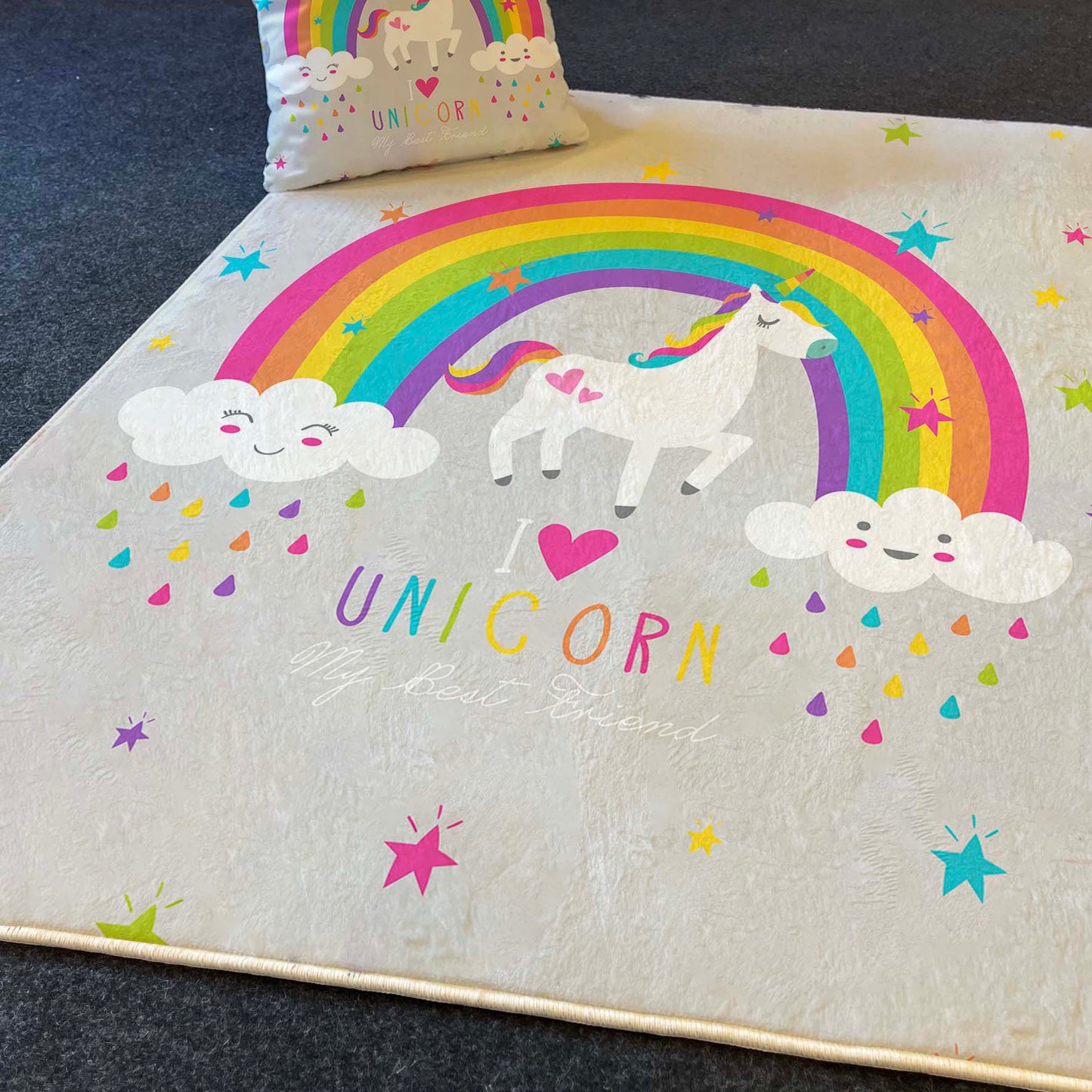 Renkli unicorn temalı halı, üzerinde gökkuşağı ve mutlu bulutlar ile birlikte 'I love UNICORN' yazısı.