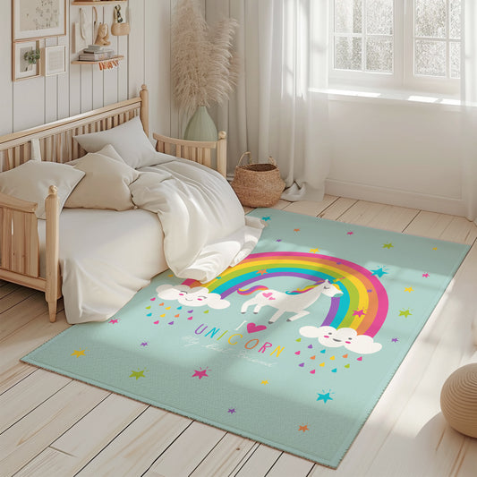 Su yeşili arka planda sevimli bir unicorn ve gökkuşağı tasarımına sahip çocuk odası halısı, odada doğal ışık altında serilmiş.