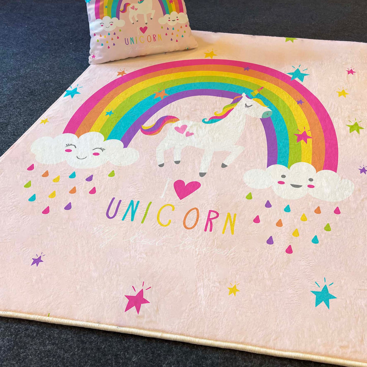 Unicorn temalı halı üzerinde sevimli bulutlar, yağmur damlaları ve yıldızlarla süslenmiş, odanın neşeli havasını tamamlıyor.
