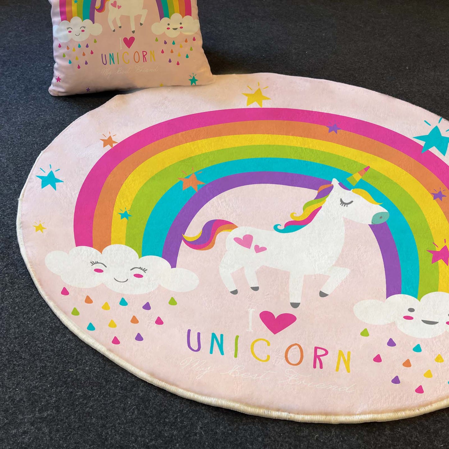 Yuvarlak forma sahip unicorn temalı halı, pastel tonlarda renkler ve neşeli bulutlarla birlikte, çocuklar için eğlenceli bir ortam yaratıyor.