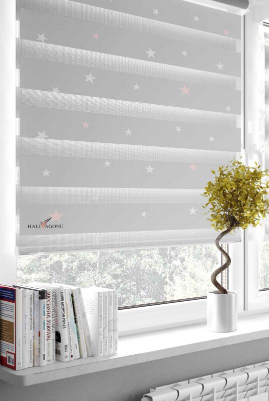 HV340 Beyaz Pembe Yıldızlı Gri Zebra Perde, modern ev dekorasyonu için şık bir seçenek. Gündüz ve gece kullanıma uygun, fonksiyonel tasarımı ile mekanınıza zarif bir dokunuş katıyor.