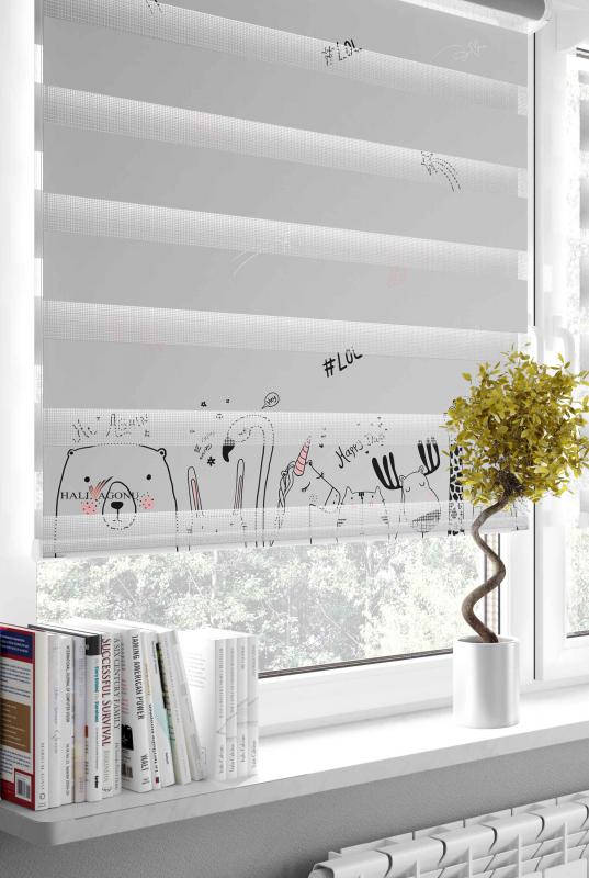 HV343 Mutlu Hayvanlar Zebra Perde, modern tasarımıyla şık ve zarif bir görünüm sunar. Işık kontrolü sağlayan özellikleriyle hem kullanım kolaylığı hem de estetik açısından ideal bir seçenek.