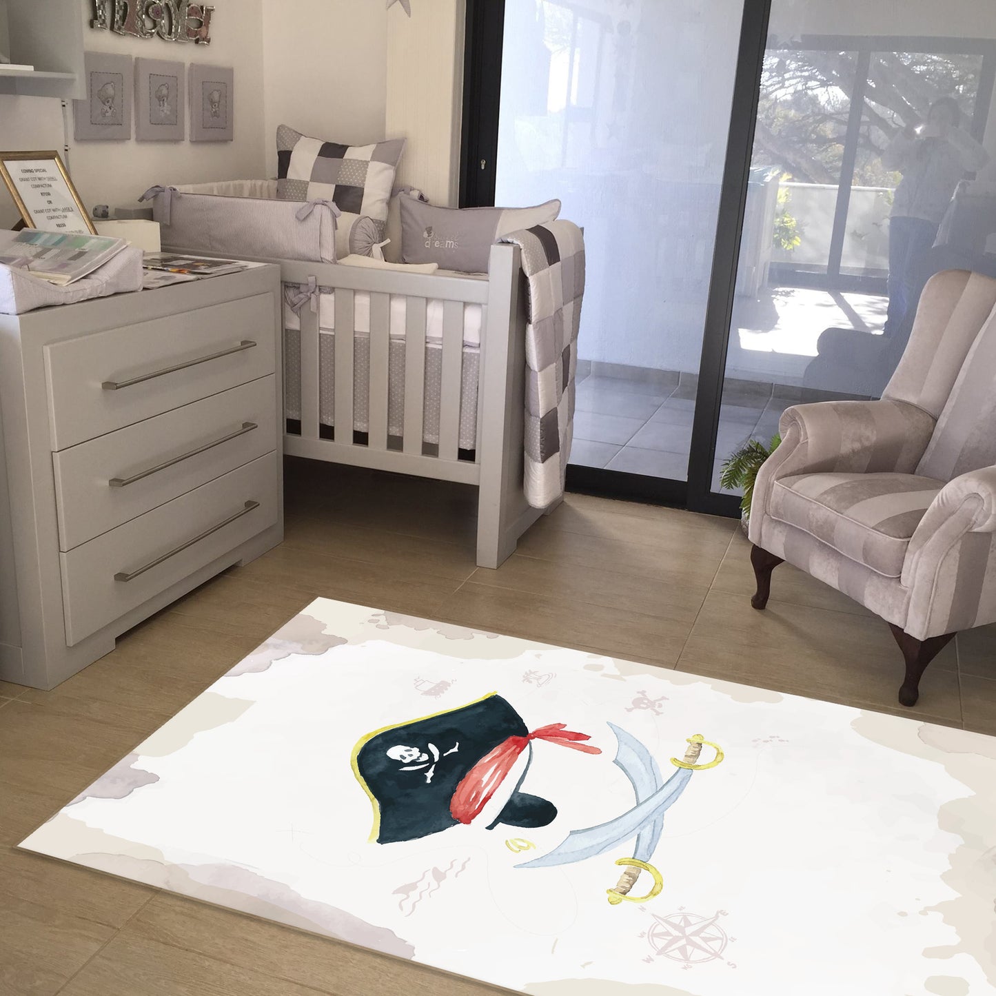 Korsan desenli çocuk halısı, modern bir bebek odasında keyifli bir bulunduğundan, oyun alanı için ideal.