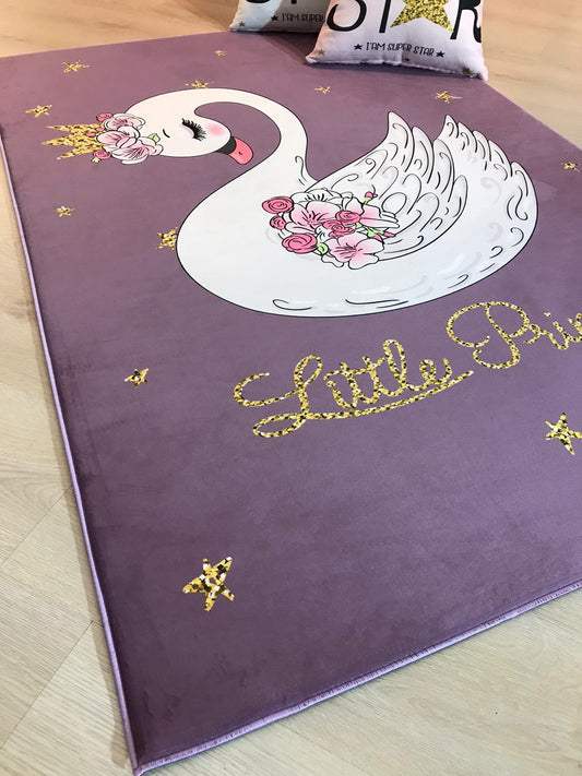 Halı Vagonu HV361 Kuğulu Yıldızlı Lila Çocuk Odası Halısı, yakından görüntülenmiş. Kuğunun zarif tasarımı, halının lila rengi ile birlikte vurgulanıyor. Zemin üzerinde çiçekler ve 'Little Princess' yazısıyla birlikte sarı yıldızlar mevcut.