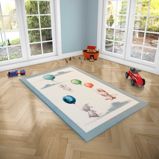 Yumuşak ve eğlenceli balonlu tavşanlı çocuk odası halısı, modern bir çocuk odasında yer alıyor. Halı, mavi kenarlarıyla birlikte açık tonlarda bir tasarım sunuyor.