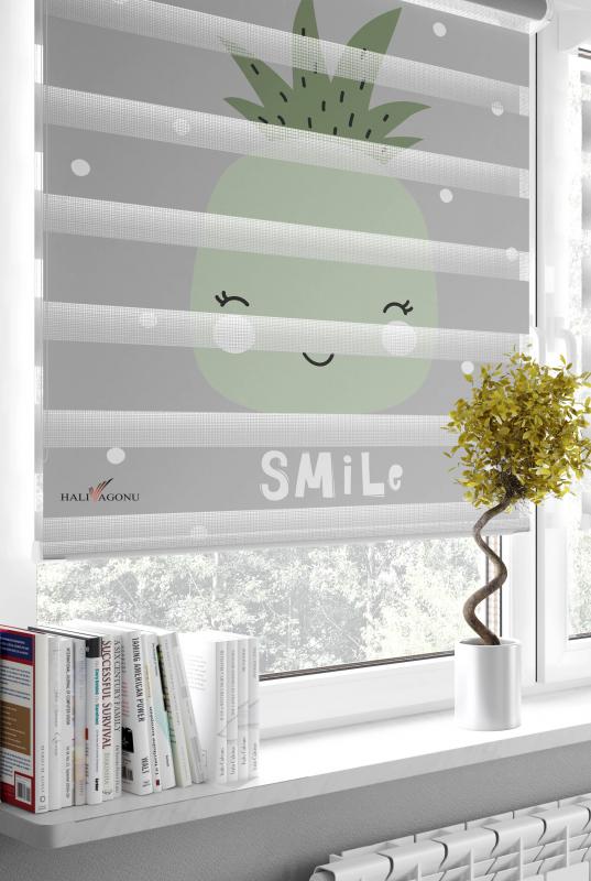 HV368 Ananaslı Gri Zebra Perde, modern iç mekan dekorasyonu için şık bir seçenek, kaliteli polyester kumaş ve pratik kullanım özellikleri ile evlerinize zarif bir dokunuş katacak.