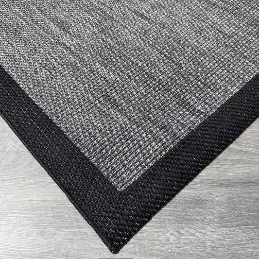 Jüt sisal halının detaylı görünümü, siyah kenarlarıyla birlikte.