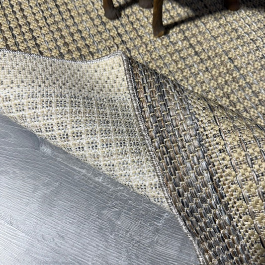 Halı kenarının detaylarını gösteren yakın plan görüntü. Dönüş yapmış halının dokusu ve kaymaz tabanı net bir şekilde görünüyor.