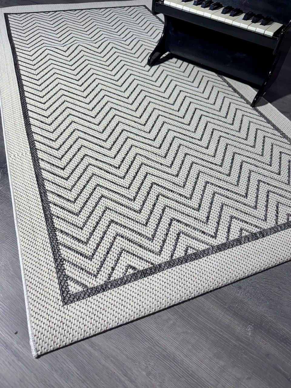 Zigzag desenli Halı Vagonu, küçük piyano ile birlikte detaylı bir şekilde görüntülenmiş.