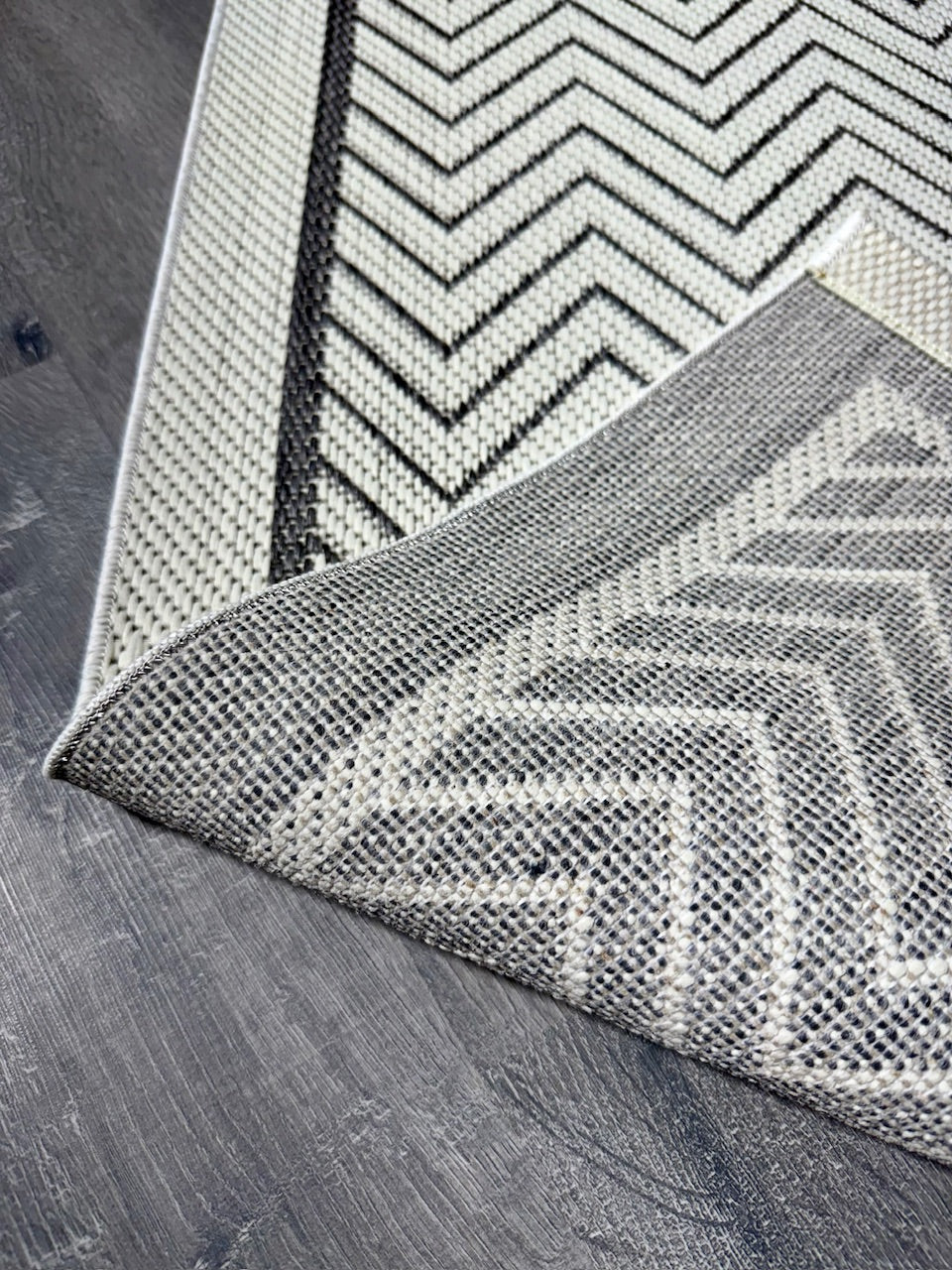 Halı Vagonu'nun zigzag deseninin ve kenarının yakın planı.