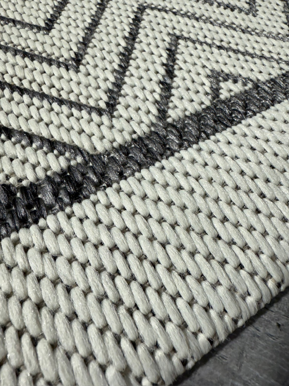 Zigzag desenli Halı Vagonu, hafifçe katlanmış görünümü.