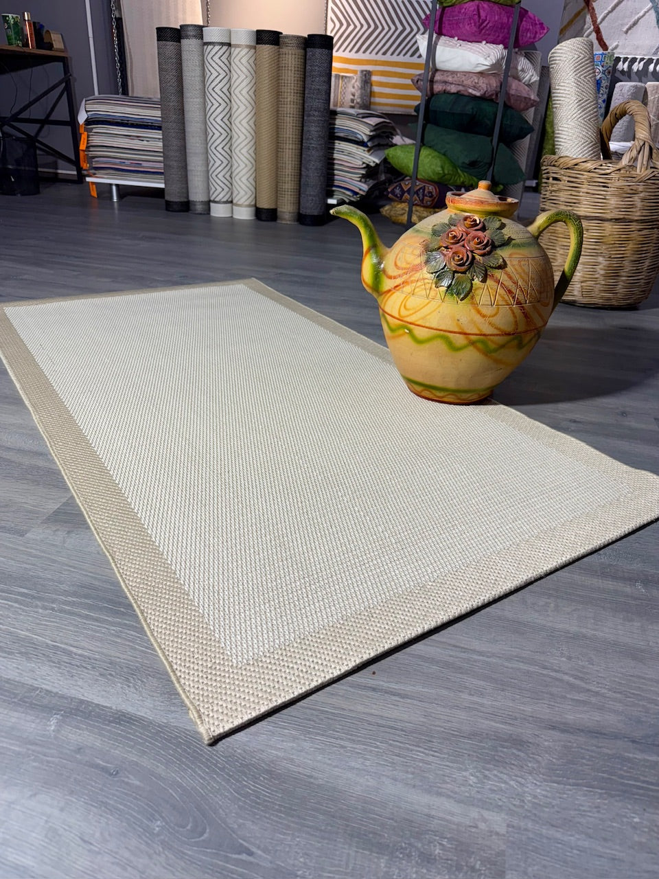 Modern bir dekorasyon ile birlikte Halı Vagonu JS9327 jüt sisal halının görünümü. Çömlek ve halının uyumu dikkat çekiyor.