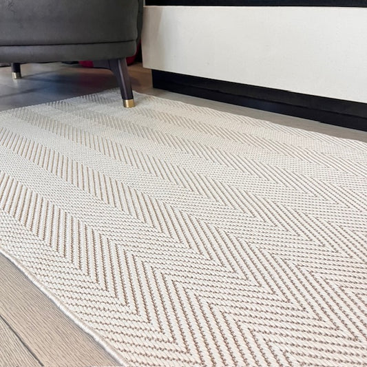 Sisal halının odadaki köşeden görünümü, zeminle uyumlu deseni gösteriyor.