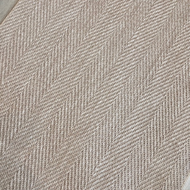 Elit Sisal halının dokusunun yakın çekimi, desenleri belirgin bir şekilde gösteriyor.