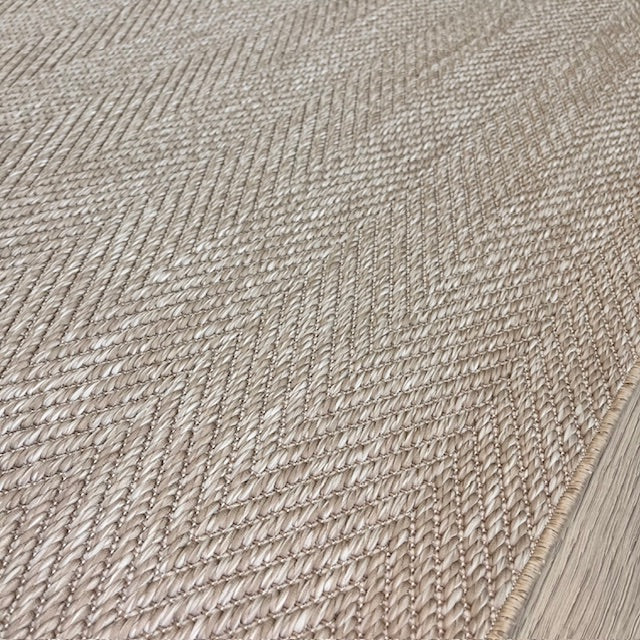 Elit Sisal halının kenarları ve dokusu, farklı açılardan detaylı bir şekilde inceleniyor.